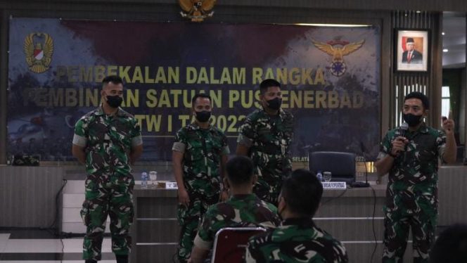 Puspenerbad memberikan pembekalan materi tentang menulis efektif dan penggunaan media sosial kepada personel Puspenerbad, bertempat di Aula Mapuspenerbad, Tangerang Selatan, Banten, Selasa (8/2/2022). FOTO : DISPENAD