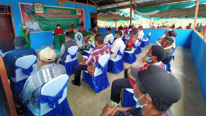Babinsa Koramil 1708-01/Biak Koptu Darman dampingi tenaga kesehatan mensosialisasikan vaksinasi kepada masyarakat (Foto/Pendam Cenderawasih)