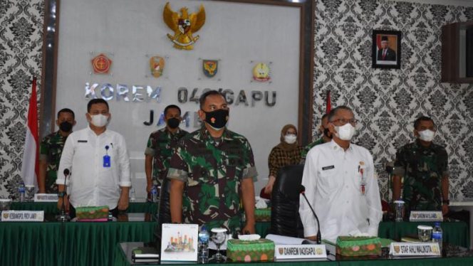 Danrem 042/Gapu BrigjenTNI M Zulkifli,S.I.P., M.M,, mengikuti Sosialisasi UU Nomor 23 Tahun 2019 Tentang Pengolahan SDN untuk Pertahanan Negara dan Rencana Pembentukan Komcad dari ruang rapat Lantai 2 Makorem Jambi, Rabu (9/02/2022). PENREM 042/GAPU