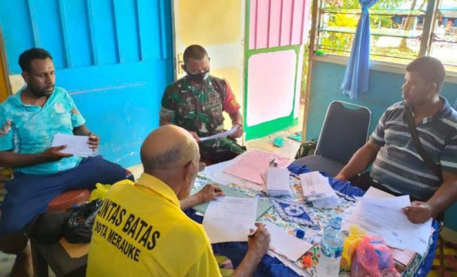 Ciptakan Suasana Nyaman, Babinsa  Jalin Komsos Dengan Warga di Desa Manuswor (Sriwijayadaily.co.id)