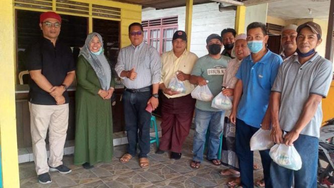 PWI Peduli Gelar Aksi Sosial Bagikan Sembako Kepada Insan Pers Di Tanjab Barat (Sriwijayadaily.co.id)