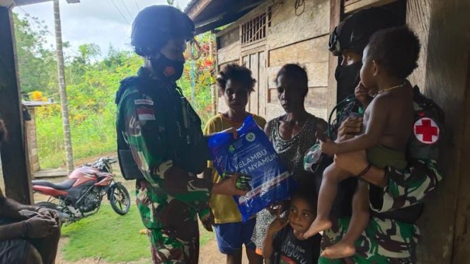 Peduli Kesehatan Warga Perbatasan, Satgas 711 Raksatama Lakukan Pengobatan Gratis Dan Pemberian Kelambu (Pendam Cenderawasih)