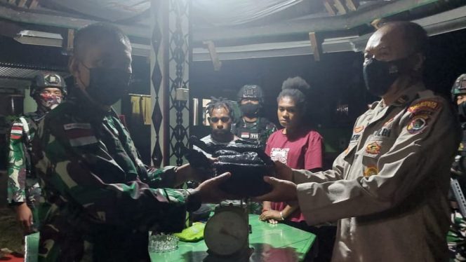 Foto/Satgas Pamtas RI-PNG Yonif 711/Rks, Pos Kotis Skouw pada hari Jumat (25/2/2022) menyerahkan barang bukti dan TSK kepada Kapospol Sub Skouw diterima oleh Pjs. Iptu Tarto. (Pendam XVII/Cenderawasih