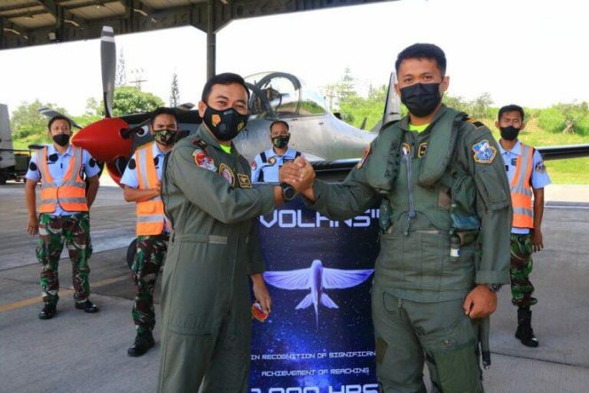 Penyematan badge 1000 jam terbang dilakukan Komandan Skadron Udara 21 Lanud Abd Saleh Letnan Kolonel Pnb Heru Wardhana, S.Sos., di Shelter Tucano kepada Letnan Satu (Lettu) Pnb Satrio “Volans” Gangsar Budiarto (Dispenau)