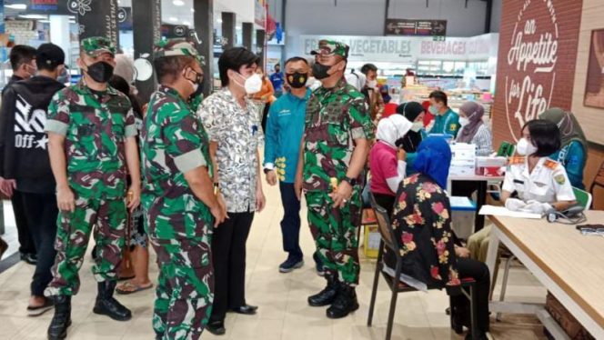 Danrem 042/Gapu Brigjen TNI Supriono, S.I.P., M.M didampingi Dandim 0415/Jambi Kolonel Czi Sriyanto, M.I.R., M.A berkenan mengunjungi kegiatan Gerai vaksinasi di Trona Ekspres (Foto/rmltp)
