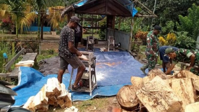 Babinsa Koramil 1712-01/Sarmi Kodim 1712/Sarmi Sertu Orgenes Marbo melaksanakan Komsos dengan Yohan Weyasu pembuat Sagu di Kampung Neidam, Distrik Sarmi Kota, Kabupaten Sarmi, Papua, Sabtu (26/2/2022). FOTO : PENDAM XVII/CENDERAWASIH