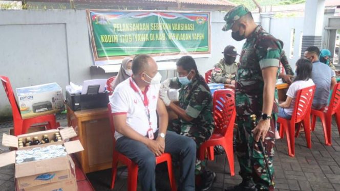 DOK. TNI Gelar Serbuan Vaksinasi Kepada Warga Yapen (Pendam XVII/Cenderawasih)