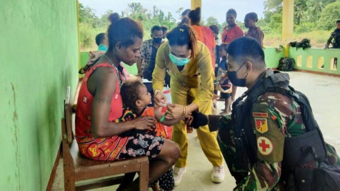 FOTO. Wujud Kepedulian, Satgas Pamtas RI-PNG Yonif 711 Bersama Nakes Gelar Posyandu. (**)