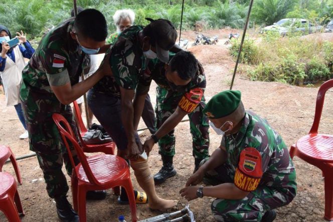 Warga Penyandang Disabilitas Dapat Kaki Palsu Dari Satgas Pamtas RI-PNG Yonif 123 (SRIWIJAYADAILY)