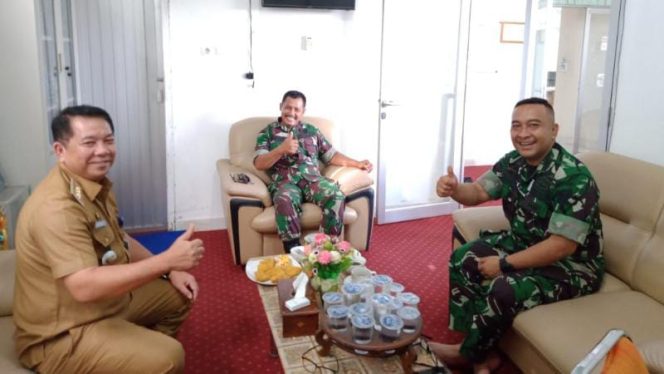 Pjs. Danramil Jambi Timur Kapten Kav. Andri  BN bersama Wadanramil Kapten Inf Sartono dan Camat Palmerah Drs. Amran (Foto/Sriwijayadaily)