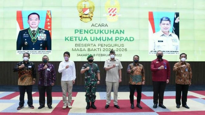 Foto bersama Kasad Jenderal TNI Dudung Abdurachman, S.E., M.M., dengan Letjen TNI Purn Dr. (HC) Doni Monardo.