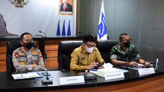 Danrem 045/Gaya Brigjen TNI M Jangkung Widyanto, S.I.p., M.Tr (Han) bersama Kapolda Kep. Babel Irjen Pol. Drs  Yan Sultra Indrajaya dan Sekda Prov. Kep. Babel Naziarto saat menerima arahan dari Presiden Jokowi terkait penanganan Varian Omicron, Senin (7/2/2022). FOTO : PENREM 045/GAYA