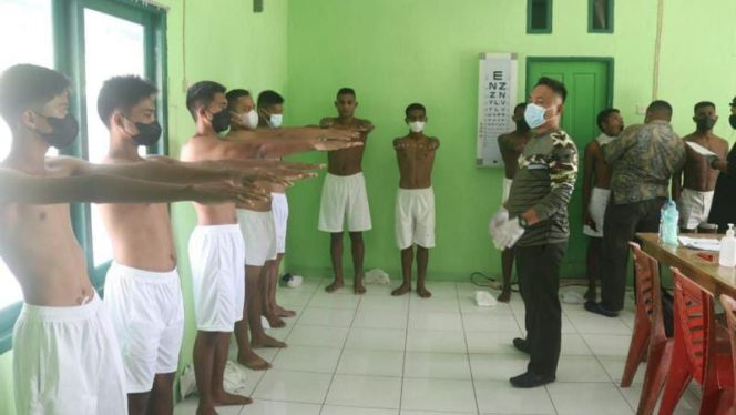 Personel Kesehatan dari Polkes 17.09.05 Serui Kodim 1709/Yawa, melakukan Rikkes kepada seluruh pemuda yang berjumlah 30 orang di Poliklinik Kesehatan 17.09.05 Serui Kab. Kepulauan Yapen, Selasa (15/02/2022). FOTO : PENDAM XVII/CENDERAWASIH)
