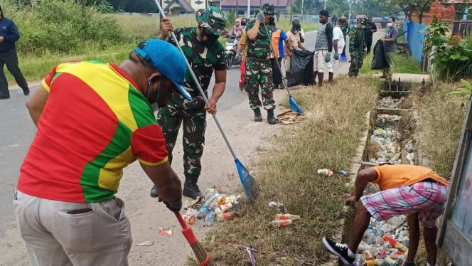 Koramil 1711-03/TM yang dipimpin Wadanramil Kapten Inf Zabir bersama anggota Polres Boven Digoel, KNPI dan masyarakat melaksanakan kegiatan kerja bakti pembersihan jalan Kampung Sokanggo dan Persatuan, Distrik Mandobo, Kabupaten Boven Digoel, Selasa (22/02). Foto : Pendam Cenderawasih