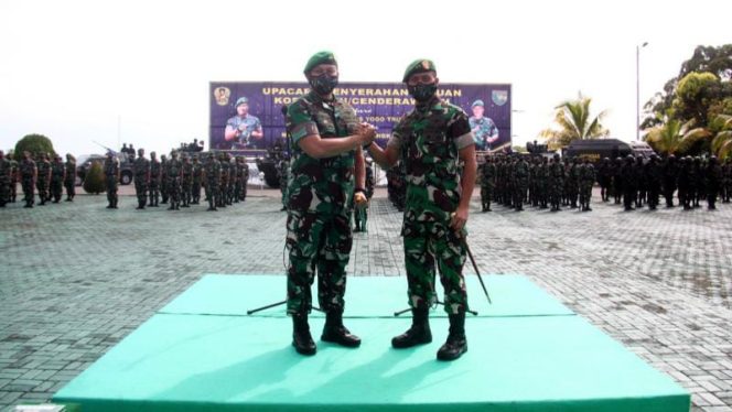 Pangdam XVII/Cenderawasih Mayjen TNI Teguh Muji Angkasa, S.E., M.M bersama Mayjen TNI Ignatius Yogo Triyono, M.A. FOTO : PENDAM XVII/CENDERAWASIH
