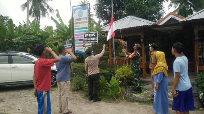 Babinsa Koramil 415-11/Jambi Timur bersama Bhabinkamtibmas dan Lurah Payoselincah, Kec. Palmerah Kota Jambi kibarkan Bendera Merah Putih di depan Pos Kampling RT. 04 Kelurahan Payoselincah, Selasa (22/2/2022). FOTO ; RAMIL TELANAIPURA