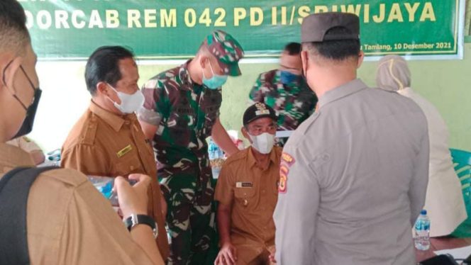 Dandim 0416/Bute Letkol Inf Arianto Maskare Subagio, S.Sos., M.Si bersama Wakil Bupati Tebo Syahlan, S.H meninjau langsung pelaksanaan Serbuan Vaksinasi Booster Kodim 0416/Bute kepada (PNS) Kecamatan Tebo Ulu bertempat di Koramil 416-04/Pulau Temiang Kelurahan Pulau Temiang Kabupaten Tebo, Selasa (22/02/2022). FOTO : PENDIM 0416/BUTE
