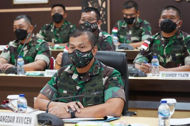 Pangdam XVII/Cenderawasih Mayjen TNI Teguh Muji Angkasa, S.E., M.M., Mengikuti Rapat Virtual Dipimpin Presiden RI Joko Widodo Bahas Penanganan Covid-19. (PENDAM XVII/CENDERAWASIH)  