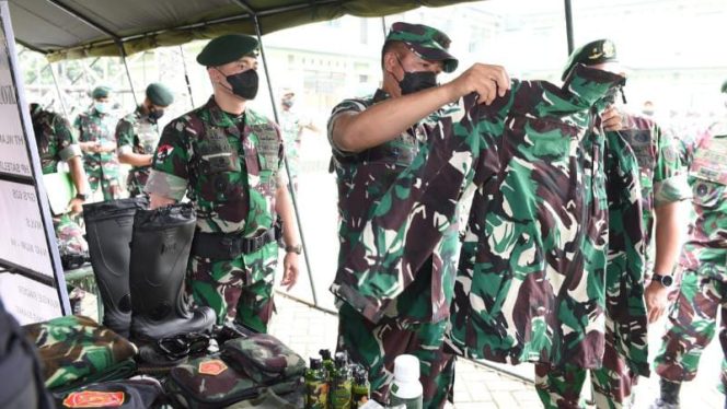Wakasad Mayor Jenderal TNI Agus Subiyanto, S.E., M.Si., mengecek sekaligus Riksiapops Satgas Tim Taipur Batalyon Satria Sandi Yudha Kostrad yang akan bertugas operasi Pamtas RI-PNG Kewilayahan di wilayah Papua, Selasa (15/2/2022). FOTO : DISPENAD