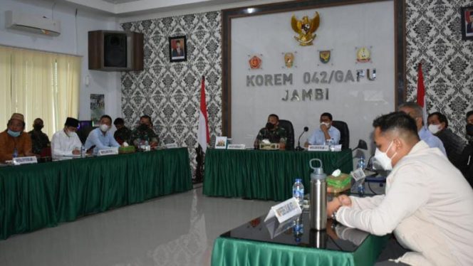 Kasiter Kolonel Arh M. Ibnu Sukelan memimpin rapat persiapan Liga Santri tahun 2022 tingkat Korem 042/Gapu di ruang Rapat Makorem 042/Gapu Jambi, Senin (21/02/2022). FOTO : PENREM 042/GAPU