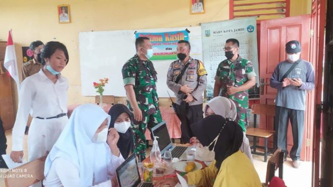 Pjs. Danramil 415-11/Jambi Timur Kapten Kav. Andri B.N, S.H., memantau vaksinasi anak di SDN. 164/IV Kel. Kasang, Jambi, Senin (21/2/22). FOTO : RAMIL 11/JAMBI TIMUR