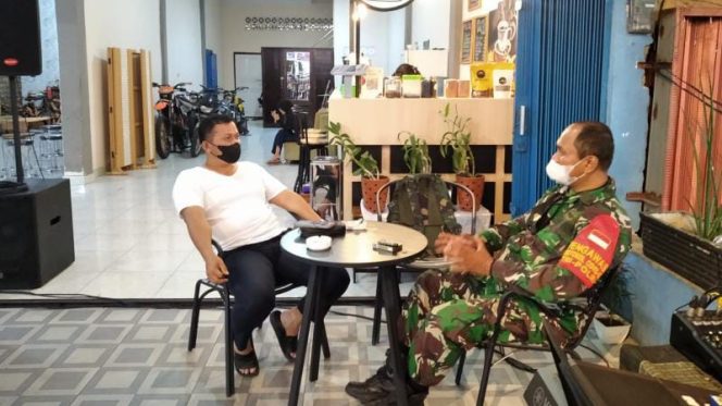 Wujudkan Kondisi Tangguh Di Era Pandemi, Babinsa Lakukan Komsos Dengan Pelaku Usaha. (**)