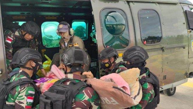 proses evakuasi 2 korban penembakan oleh Kelompok Separatis Teroris (KST) pada hari Senin (21/2/2022). FOTO : PENDAM XVII/CENDERAWASIH 