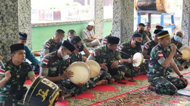 Prajurit Pos Kotis Satgas Pamtas RI-PNG Yonif 123/RW tampilkan Kesenian Hadrah Marawis pada peringatan Isra Mi’Raj Nabi Muhammad SAW di Masjid Al-Huda bertempat di Kampung Sipias Distrik Elikobel Kab. Merauke, Senin (28/02/2022). FOTO : PENDAMXVII/CENDERAWASIH