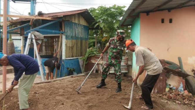 Babinsa Kelurahan Selamat Ramil 09/Telanaipura,Sertu Rudiyanto, gotong royong dengan warga membersihkan lingkungan dan drainase. di RT. 26 Kelurahan Selamat Kec. Telanaipura, Jambi 