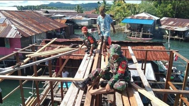 DOK. Anggota Koramil 1709-04/Yapen Barat membantu pembangunan rumah salah satu warga di Kampung Ansus, Distrik Yapen Barat, Kab. Kepulauan Yapen. Minggu, (20/02)