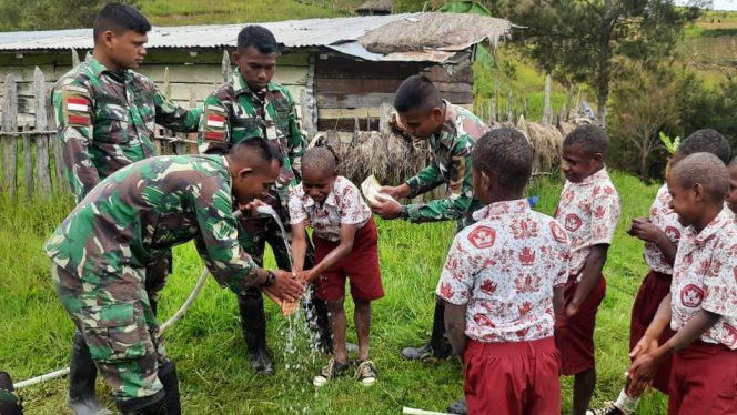 DOK. Prajurit Satgas Yonif MR 412 Kostrad dari Pos Malagay, menggelar kegiatan edukasi cara mencuci tangan menggunakan sabun di Sekolah Dasar di Kampung Gilo Distrik Malagay Kabupaten Lanny Jaya, Minggu (20/2/2022).**