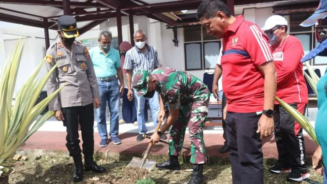 DOK. Peringatan HUT ke-53 Tahun Kab Kep Yapen, Dandim 1709/Yawa Letkol Inf Catur Prasetiyo Nugroho, S.IP, M.I.P bersama Forkopimda dan Tokoh Masyarakat Yapen, melakukan penanaman 53 jenis tanaman bunga di pekarangan RSUD Serui, Kab. Kepulauan Yapen, Sabtu (19/02/2022). **