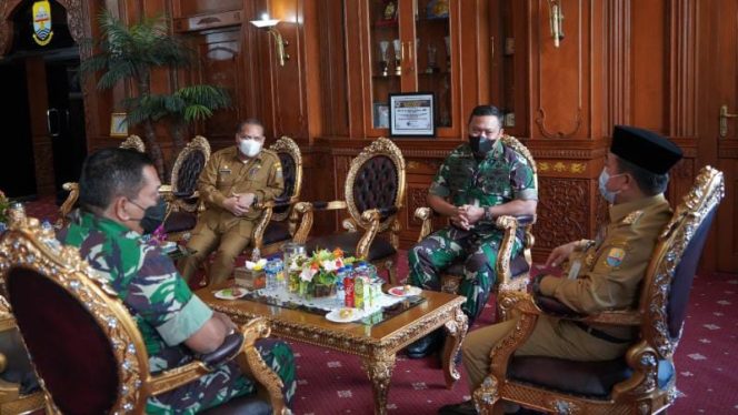 Danrem 042/Gapu Brigjen TNI Supriono, S.IP., M.M., berkunjung ke Kantor Gubernur Jambi disambut langsung oleh Gubernur Jambi Dr. H. Al Haris S.Sos., M.H  beserta para pejabat Utama Pemrov Jambi, Senin (21/02/2022). FOTO : PENREM 042/GAPU