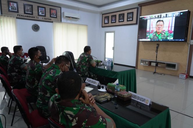 Komandan Korem 042/Garuda Putih Brigjen TNI Supriono, S.IP., M.M memberikan pengarahan terkait hasil Rapim TNI-Polri dan Rapim TNI AD kepada seluruh Dansat dijajaran Korem 042/Gapu secara virtual.**