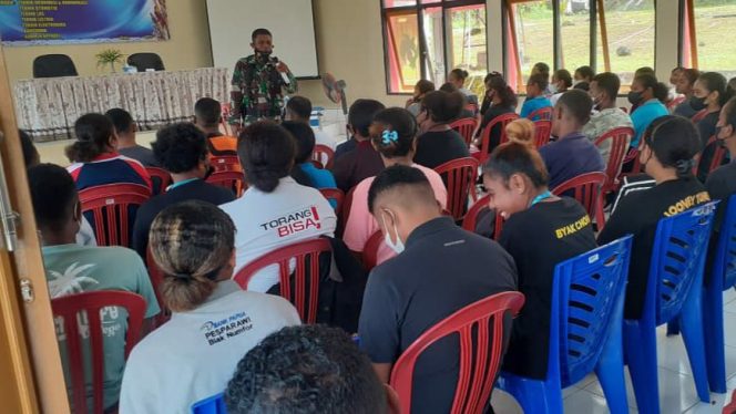Babinsa Koramil 1708-01/BK, Serma Akbar memberikan Materi Wawasan Kebangsaan (Wasbang) kepada  Peserta Pelatihan Berbasis Kompetensi di Balai Latihan Kerja (BLK) di Kelurahan Sorido Distrik Biak Kota, Kab. Biak Numfor (PENDAM CENDERAWASIH)