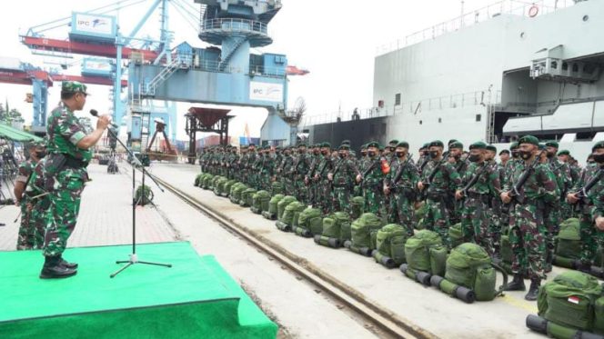Komandan Korem 042/Gapu Brigjen TNI, Supriono, S.IP., M.M beri pengarahan kepada Prajurit Yonif R 142/KJ yang melaksanakan Satgas Satuan Organik di Wilayah Prov Papua sebelum menaiki KRI Teluk Bintuni 520 di Boom Baru Palembang. (SRIWIJAYADAILY/PENREM GAPU) 