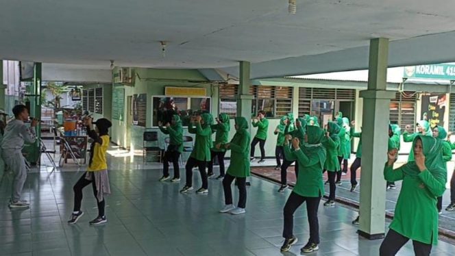 Ketua Persit KCK Cabang XXIII Kodim 0415/Jambi Ny Kiki Sriyanto Senam Sehat Bersama Anggota Di Koramil Telanaipura (SRIWIJAYADAILY/RML09TP)