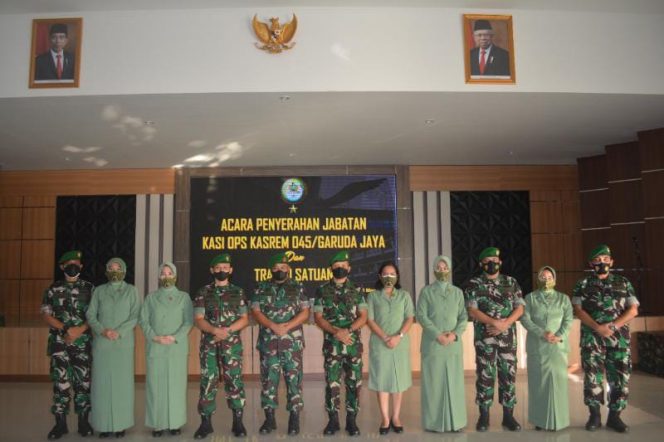 Komandan Korem 045/Garuda Jaya Kolonel Inf Ujang Darwis MDA memimpin penyerahan jabatan Kasiops Kasrem 045/Gaya Kolonel Inf Tri Aji Sartono dalam acara penyerahan jabatan dan tradisi satuan di Aula Korem Pangkalpinang (PENREM 045)
