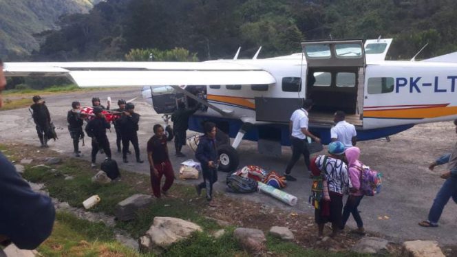 Pratu Herianto, Anggota Satgas Kodim Yonif R 408/SBH korban tembak berhasil di evakuasi menuju Timika.  dengan menggunakan pesawat Asian-One jenis PK-LTF pada Jum’at (4/3/2022) sekira pukul 06.52. (Pendam XVII/Cenderawasih)