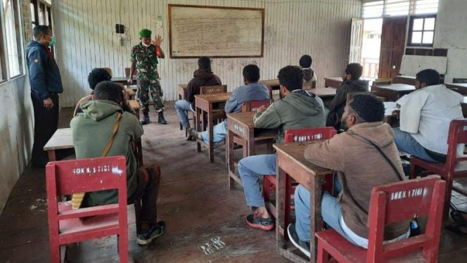 Foto/Babinsa Koramil 02/Tigi bekali pelajar SMKN 1 Tigi, Desa Mugouda, Distrik Tigi, Kabupaten Deiyai Empat Pilar Kebangsaan. (Pendam XVII/Cenderawasih)