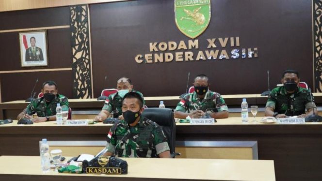 Kasdam XVII/Cenderawasih Brigjen TNI R. Sidharta Wisnu Graha, S.E. mengikuti video conference bersama Kasad Jenderal TNI Dudung Abdurachman, S.E., M.M dalam rangka Pencanangan TNI-AD Manunggal Air, bertempat di  Makodam XVII/Cenderawasih, Jayapura (PENDAM CENDERAWASIH)
