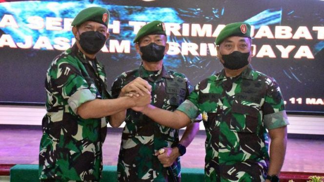 Foto Pangdam II/Swj Mayjen TNI Agus Suhardi bersama Kajasdam II/Sriwijaya baru dan lama. (Pendam II/Sriwijaya)