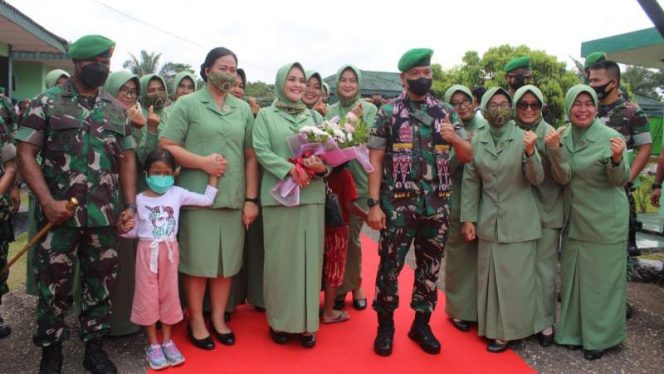 Letkol Inf Tomi Radya Diansyah Lubis S.A.P., M. Han dan isteri saat dilepas oleh Dandim 0420/Sarko Letkol Inf  Amaraldo Cornelius dan isteri di Makodim Sarko (SRIWIJAYADAILY)