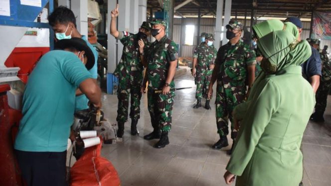 Pangdam XVII/Cenderawasih Mayjen TNI Teguh Muji Angkasa, S.E., M.M dan Ketua Persit Kartika Chandra Kirana Daerah XVII/Cenderawasih beserta rombongan mengunjungi Penggilingan padi milik Prajurit TNI. (SRIWIJAYADAILY/PENDAM CENDERAWASIH)