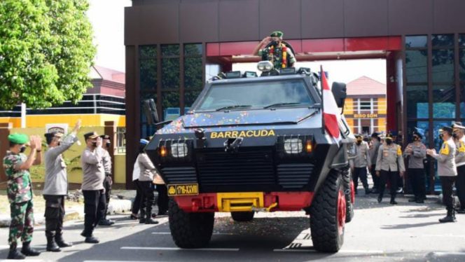 Foto Danrem 045/Gaya Brigjen TNI M. Jangkung Widyanto , S.I.P., M.Tr.(Han) saat diatas Baraccuda Brimob Polda Babel. (Penrem 045/Gaya)