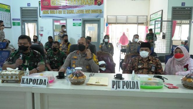 Zoom Meeting Bersama Kalemdiklat Polri, Danrem 042/Gapu Dan Kapolda Jambi Tinjau Vaksinasi Serentak Di Pelayangan (SRIWIJAYADAILY)