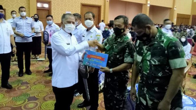 Danramil Mayor Inf Widi Purwoko, SE saat menerima honorarium secara simbolis dari Pjb Pemkot Jambi (FOTO/WD/SRIWIJAYADAILY)