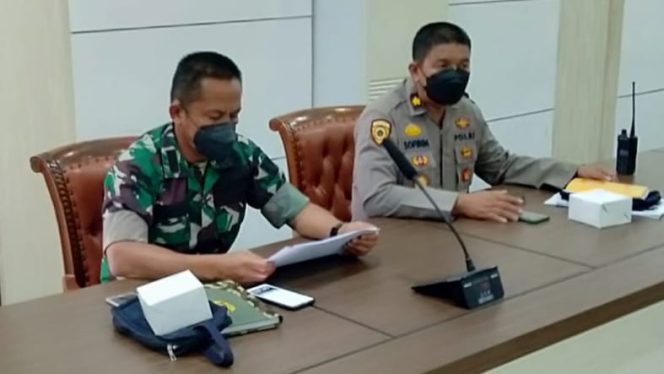 Pasiterdim 0415/Jambi saat menghadiri Rapat pengendalian program pembangunan keluarga, kependudukan dan keluarga berencana (Bangga Kencana) tahun 2022 dan sosialisasi rencana aksi nasional percepatan stunting Indonesia (Ran-Pasti), bertempat di ruang Pola Kantor Walikota Jambi.**