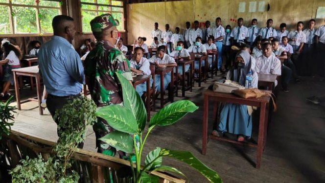 Babinsa Koramil 1712-04/Mamberamo Hilir Sersan Satu La Kose dengan mengunjungi Kepala Sekolah dan siswa-siswi SMA Negeri 1 Trimuris, Kampung Trimuris, Distrik Mamberamo Hilir, Kabupaten Mamberamo Raya.**
