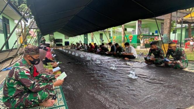 Satgas 711/Raksatama Gelar Yasinan Dan Doa Bersama Masyarakat. (SRIWIJAYADAILY/PENDAM CENDERAWASIH)
